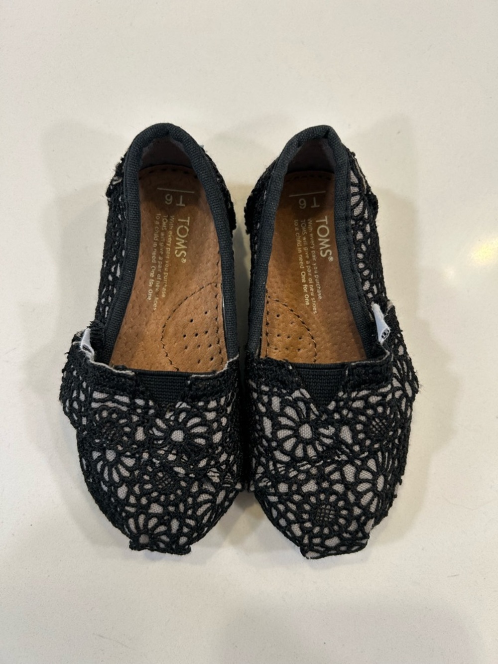 TOMS Toddler Sz 6 Crochet Style Shoes